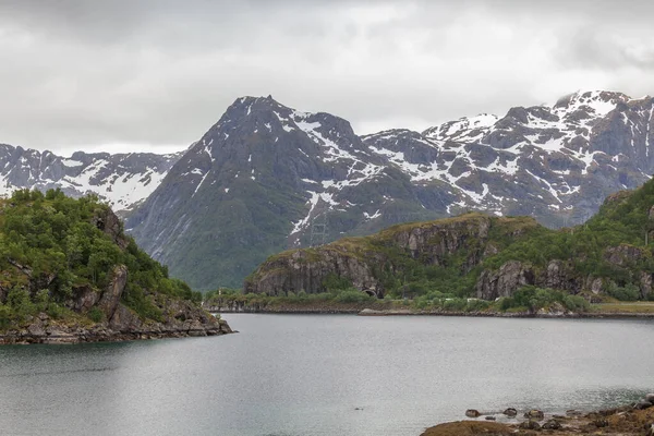 Fiordo Místico Noruega Con Montañas Niebla Colgando Sobre Agua Día — Foto de Stock