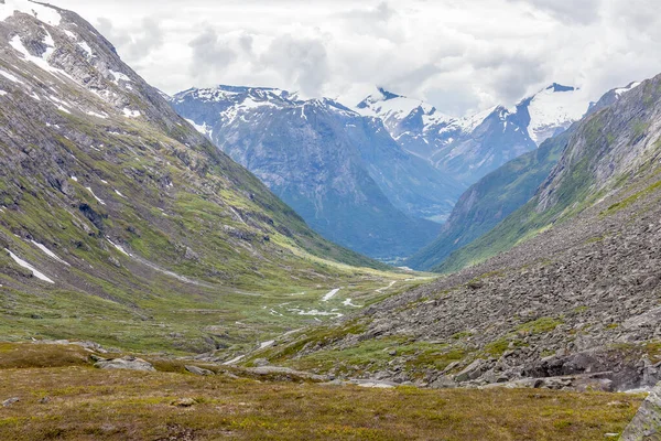 Noruega Bela Vista Montanha Com Céu Nublado Vale Verde Vista — Fotografia de Stock