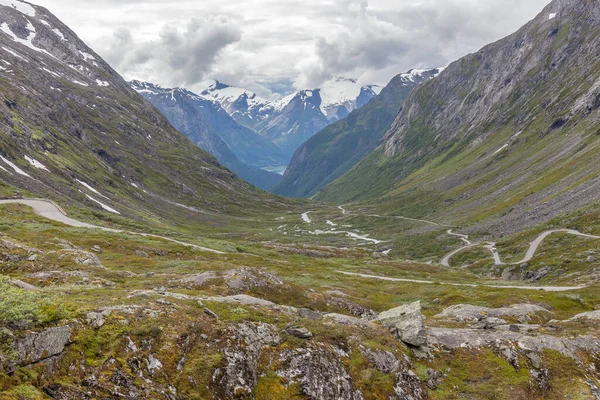 Νορβηγία Όμορφη Θέα Του Βουνού Συννεφιασμένο Ουρανό Και Ορεινό Δρόμο — Φωτογραφία Αρχείου