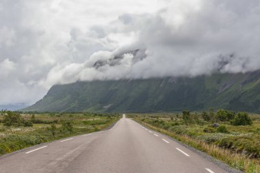 Norveç 'teki dağların arasından geçen bir vadide, Norveç' teki dağların arasından geçen seçici bir odak noktası, seçici bir odak noktası.