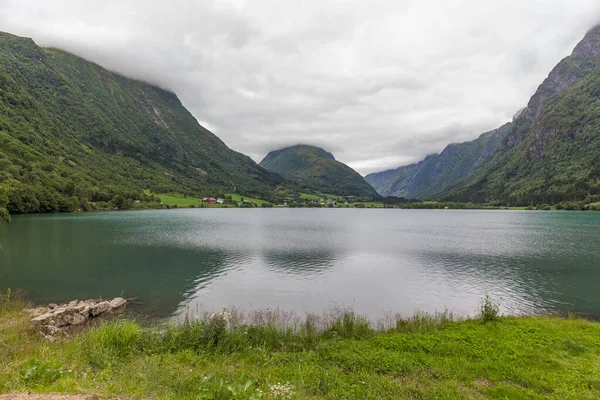 Norvég Fjord Felhőkkel Körülvett Hegyek Ideális Fjord Tükröződés Tiszta Vízben — Stock Fotó