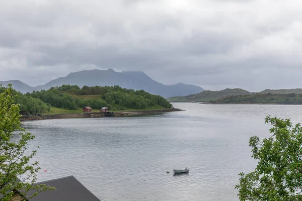 美しいノルウェーの風景 フィヨルドの眺めだ澄んだ水のノルウェーの理想的なフィヨルドの反射曇りの天気で 選択的焦点 — ストック写真