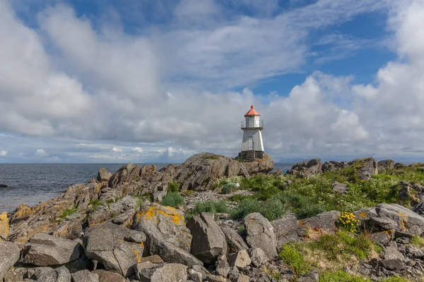 挪威的白色灯塔 挪威风景秀丽 有一座高大的白色灯塔 位于斯堪的纳维亚半岛严酷的背景下的灯塔 — 图库照片