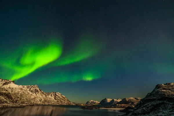 ノルウェーの旅行写真家の山々でオーロラボアリスの空の星を狩る極北のライト シャッタースピードが長い — ストック写真