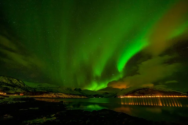 挪威Lofoten岛上的Aurora Borealis 高山上方的绿色北极光 带极光的夜空 带极光和水面反射的冬季夜景 — 图库照片