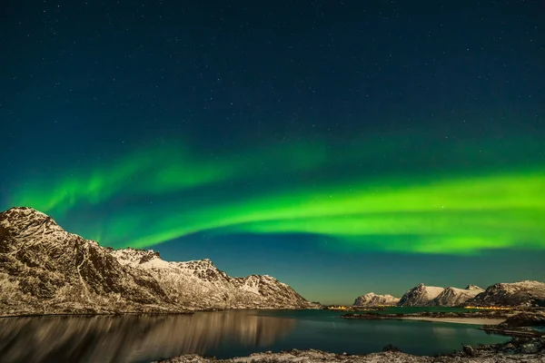 Aurora Borealis Лофотенських Островах Норвегія Зелені Північні Вогні Над Горами — стокове фото