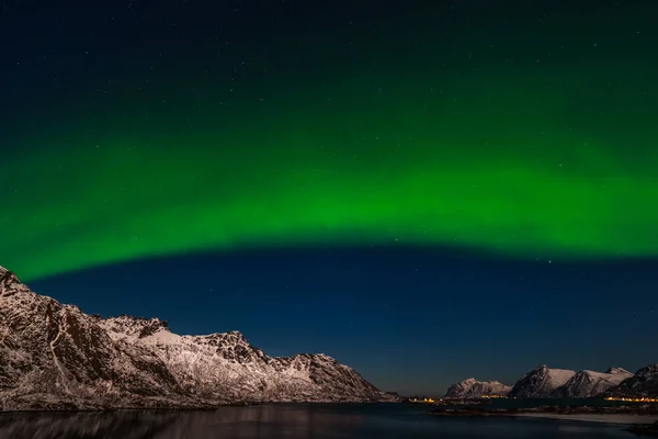 Una Noche Maravillosa Con Auroras Boreales Volando Sobre Las Montañas — Foto de Stock