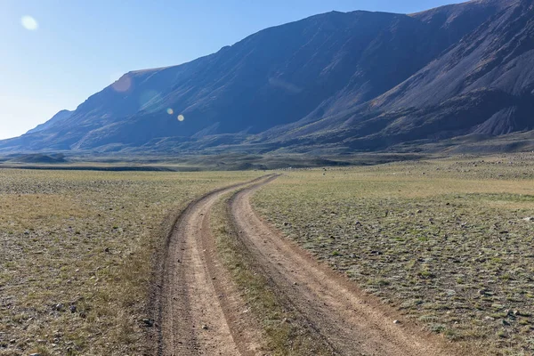 干旱的蒙古族风景在阿尔泰山脉 广阔的风景 — 图库照片#