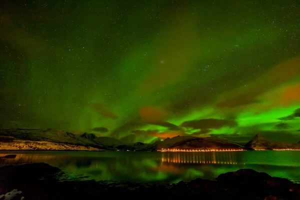 Una Notte Meravigliosa Con Aurora Boreale Che Sorvola Montagne Lunga — Foto Stock