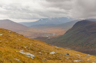 Vadi manzarası. Kuzey İsveç, Sarek Ulusal Parkı fırtınalı havada. seçici odak