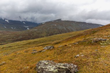 Sonbaharda İsveç 'in kuzeyinde Sarek Ulusal Parkı, seçici odaklı