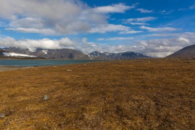 Sarek Ulusal Parkı 'nın Arktik dağlarındaki Dağ Gölü.