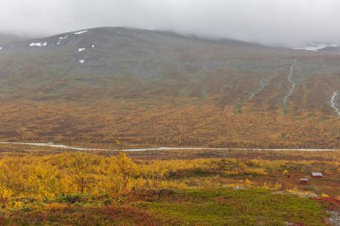 Vadi manzarası. Kuzey İsveç, Sonbaharda fırtınalı havada Sarek Ulusal Parkı. seçici odak
