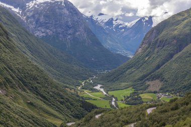 Norveç, Güzel Dağ Manzarası bulutlu gökyüzü ve yeşil vadideki dağ yolu, Norveç Dağları manzarası, seçici odak noktası
