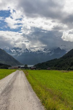 Norveç dağlarının bulutlarıyla çevrili gizemli bir vadiye giden yol..
