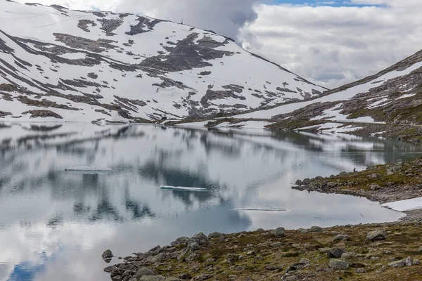 Норвежский Фьорд Горы Окружении Облаков Идеальное Отражение Фьорда Прозрачной Воде — стоковое фото