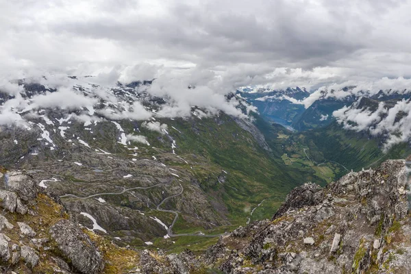 Θέα Στο Geiranger Φιόρδ Και Αετός Δρόμο Συννεφιασμένο Καιρό Από — Φωτογραφία Αρχείου