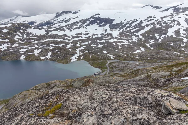 正在去达尔斯巴山观察的路上 Mountain Lake Glacier Geiranger Fjord Norway Selective Focus — 图库照片