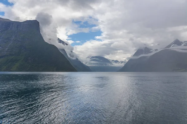 Prachtig Uitzicht Noorse Fjorden Met Turquoise Water Omgeven Door Bewolkte — Stockfoto