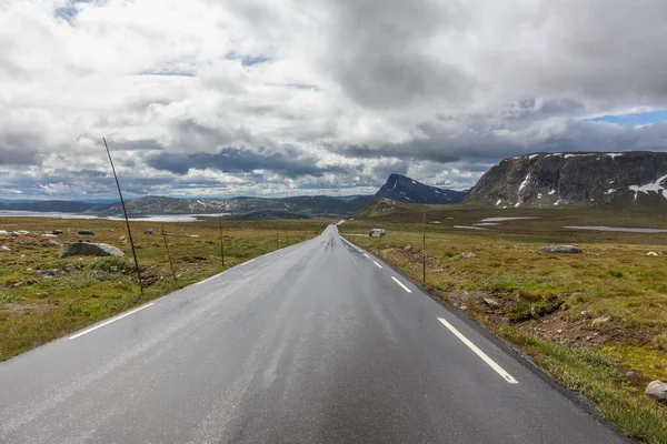 Влажная Дорога Ведущая Таинственную Долину Окруженную Облаками Норвежских Гор — стоковое фото