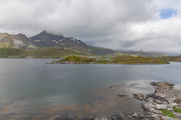 Hermosa Vista Los Fiordos Noruegos Con Agua Turquesa Rodeada Cielo — Foto de Stock