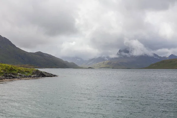 Hermosa Vista Los Fiordos Noruegos Con Agua Turquesa Rodeada Cielo — Foto de Stock