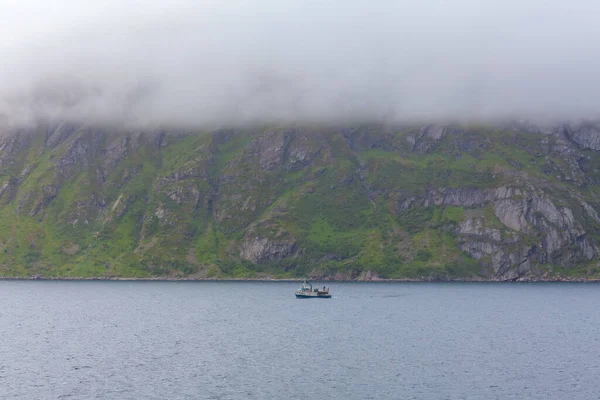 Bateau Naviguant Sur Les Eaux Bleues Des Fjords Nordiques — Photo