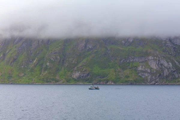 Navio Navegando Água Azul Dos Fiordes Norwegian — Fotografia de Stock