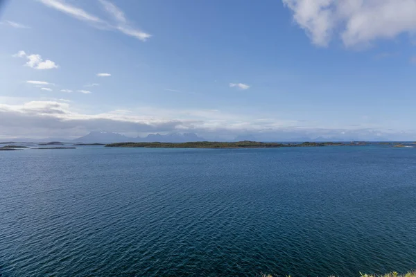 Norvég Fjord Hegyek Felhőkkel Körülvéve Éjféli Nap Sarki Nap Ideális — Stock Fotó