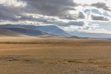 Altai Dağları 'ndaki Moğol manzaraları, geniş bir manzara..