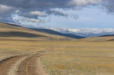 Altai Dağları 'ndaki kuru Moğol manzaraları, geniş bir manzara..
