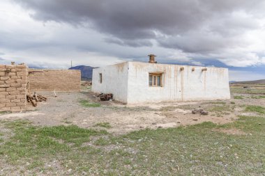 Moğolistan 'ın bozkırlarında göçebe insanların kışın yaşadığı ve ağılları.