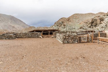 Moğolistan tepelerindeki göçebe insanların kışa yakın evleri. Altai.