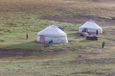 Moğol bozkırındaki Göçebe Yurt Kampı 'nın küçük köyü. Kuru Moğol manzaraları