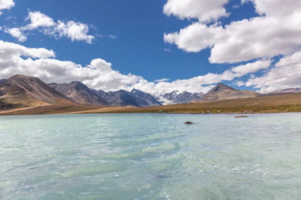 Increíble Paisaje Natural Altai Lago Tranquilo Con Agua Esmeralda Rodeado — Foto de Stock