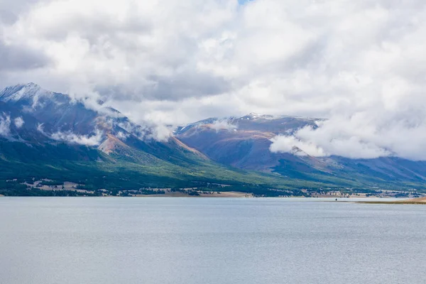 Niesamowity Krajobraz Naturalny Altai Spokojne Jezioro Szmaragdową Wodą Otoczone Niesamowitymi — Zdjęcie stockowe