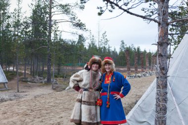 İki dişi saami, ulusal giysili sami, Kola Yarımadası 'ndaki saami köyü, Rusya