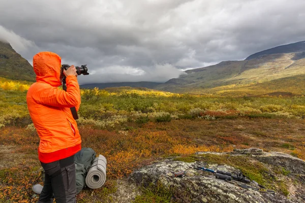 Fotógrafa Viajera Con Mochila Senderismo Viajes Concepto Estilo Vida Hermosas — Foto de Stock