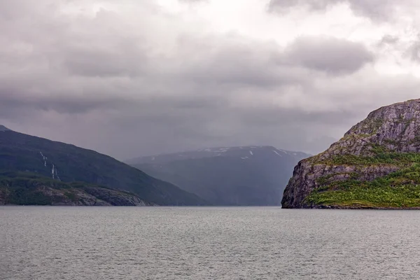 Fiordo Paesaggio Estivo Norvegese Montagne Norvegia Focus Selettivo Scena Mattutina — Foto Stock