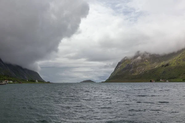 Fiordo Mistico Norvegia Con Montagne Nebbia Appesa Sopra Acqua Bel — Foto Stock