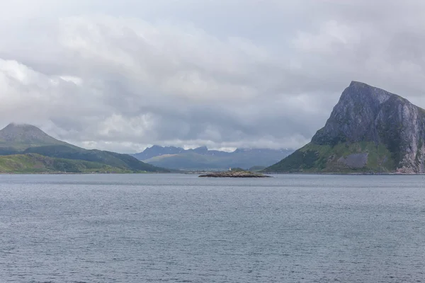 Mystický Fjord Norsku Horami Mlhou Visící Nad Vodou Krásné Monochromatické — Stock fotografie