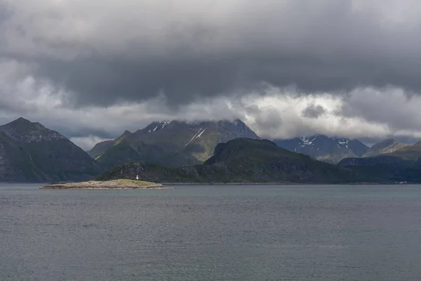 Mystický Fjord Norsku Horami Mlhou Visící Nad Vodou Krásné Monochromatické — Stock fotografie