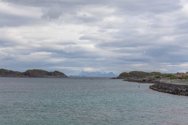ノルウェーの神秘的なフィヨルドで 山々と霧が美しいモノクロの青い色で水の上にぶら下がっています 選択的焦点 — ストック写真