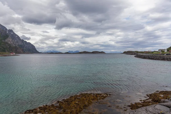 Hermosa Vista Los Fiordos Noruegos Con Agua Turquesa Rodeada Cielo — Foto de Stock