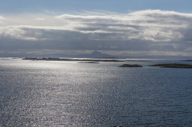 Güzel Norveç manzarası. Fiyortların manzarası. Norveç temiz suda fiyort yansıması için idealdir. seçici odak