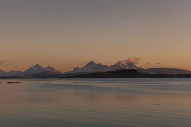 Güzel Norveç manzarası. Fiyortların manzarası. Norveç temiz suda fiyort yansıması için idealdir. seçici odak