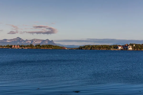 구름낀 하늘에 선택적으로 집중하고 청록색 노르웨이의 피오르드의 아름다운 — 스톡 사진
