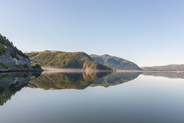 Güzel Norveç Manzarası Fiyortların Manzarası Norveç Temiz Suda Fiyort Yansıması — Stok fotoğraf