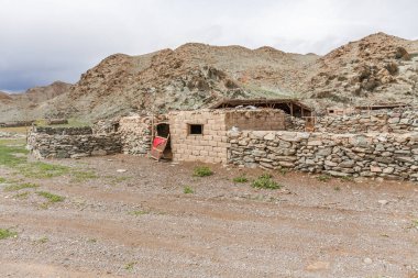 Moğol kış konutları ve Moğolistan bozkırlarında göçebe insan ağılı. Moğol Altai