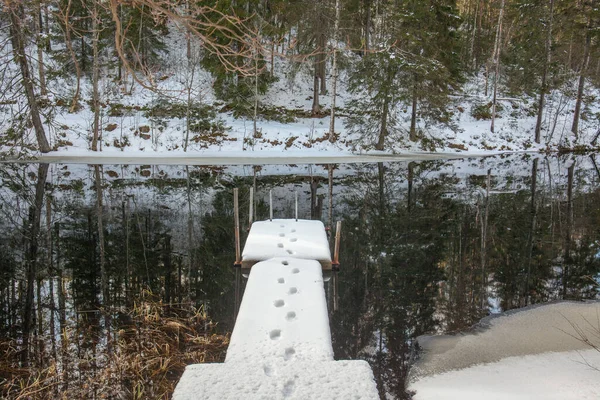 Paisaje Invernal Suecia Derretimiento Nieve Lago Restos Hombre Nieve Muelle — Foto de Stock